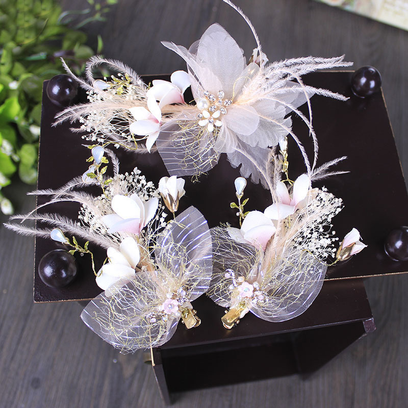 The bride's hair clip features a starry sky dried flower pink feather fringe, presenting a super fairy-like star street style women's hair accessory details Picture