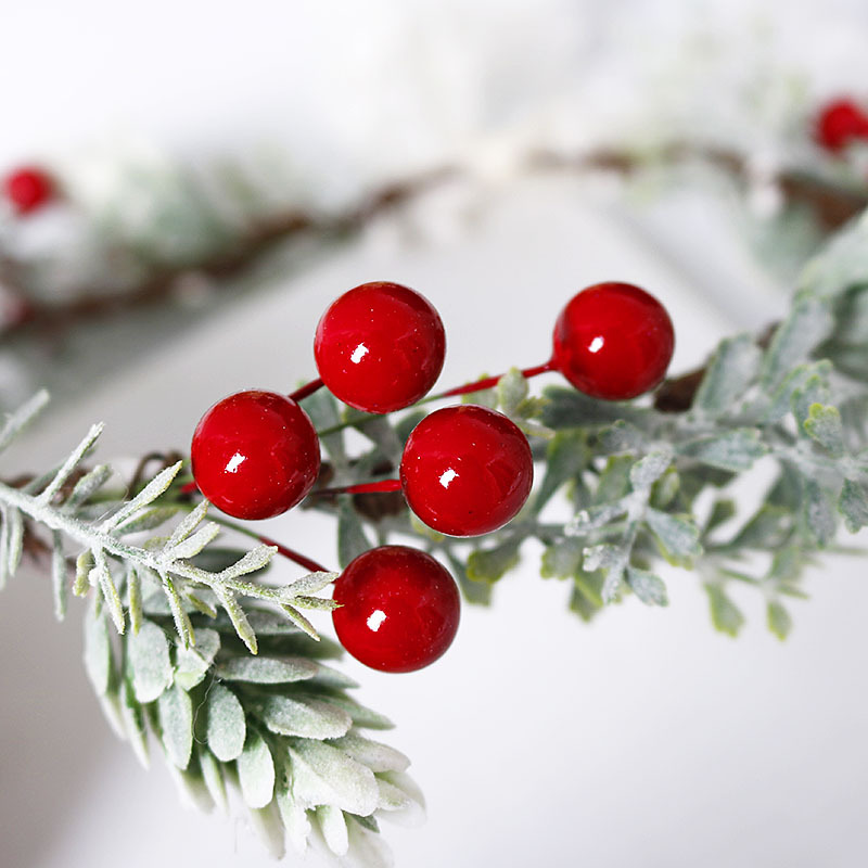 New best-selling Christmas wreath, red berry simulation wreath headband, wedding, travel, commemorative holiday headwear Application Scenario