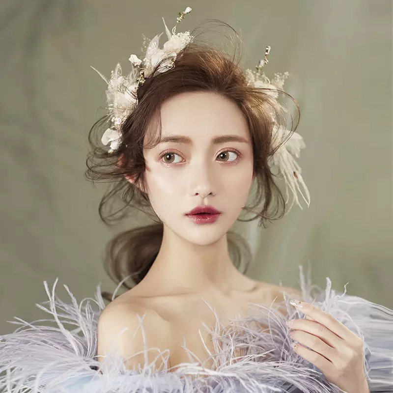 The bride's hair clip features a starry sky dried flower pink feather fringe, presenting a super fairy-like star street style women's hair accessory