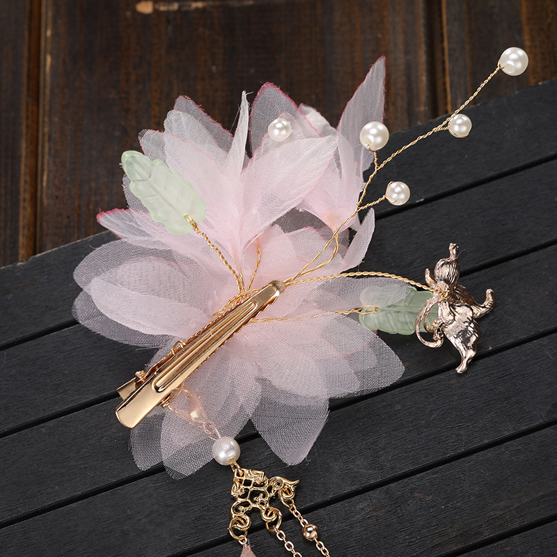 A fashionable and ethereal ancient-style female metal long tassel light pink gauze flower headpiece and a simple three-piece hair clip set Application Scenario