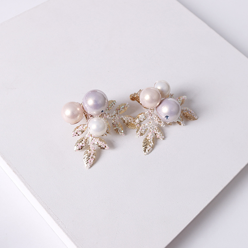 A pair of hair accessories featuring ethereal sequins, twisted silk, pink pearl hair clips, ear clips, fishing nets, and small white flower branches Application Scenario