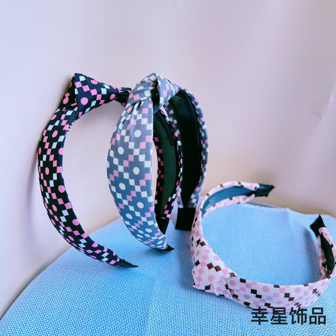 Yongai Jiu Ai's trendy hair band with retro floral patterns and knots is versatile, simple, and comes with a wide band. It's a women's headband and hair accessory Specification image