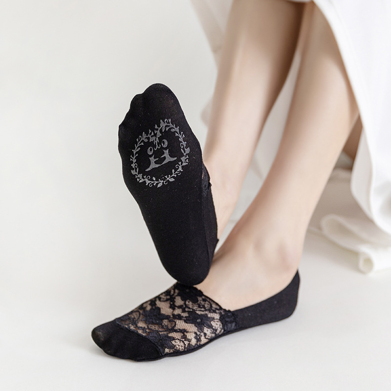 Spring and summer invisible socks, women's lace boat socks, anti-slip and non-dropping, and shallow-mouthed cotton-soled high-end women's socks sent by the manufacturer Application Scenario