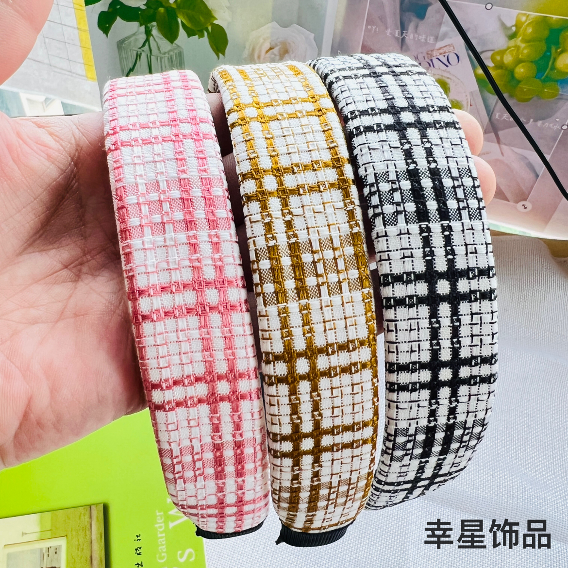 YAJY Xiaoxiang style versatile checkered hair band, popular sponge new Hong Kong-style headwear, top hairpin headband hair accessory Application Scenario