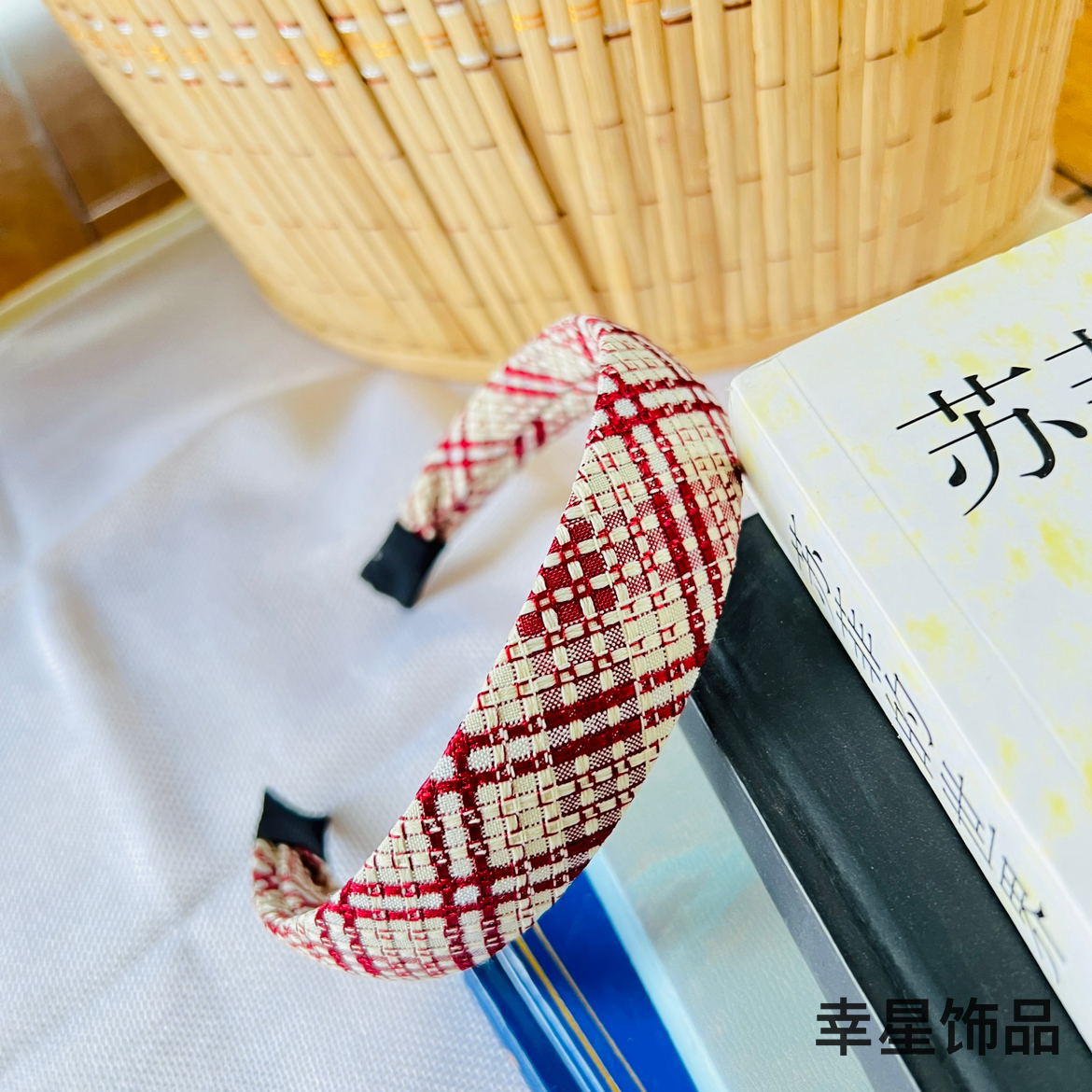 Yong Ai Jiu Ai's stylish and versatile checkered hair band, a new Hong Kong-style headband and hair clip, is a fully wrapped fabric headband Application Scenario