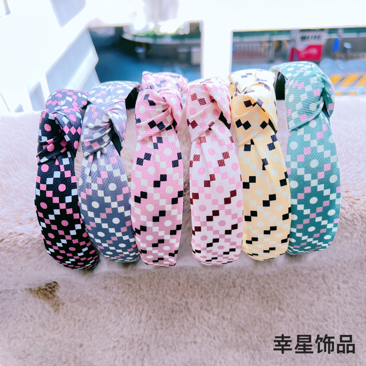Yongai Jiu Ai's trendy hair band with retro floral patterns and knots is versatile, simple, and comes with a wide band. It's a women's headband and hair accessory details Picture