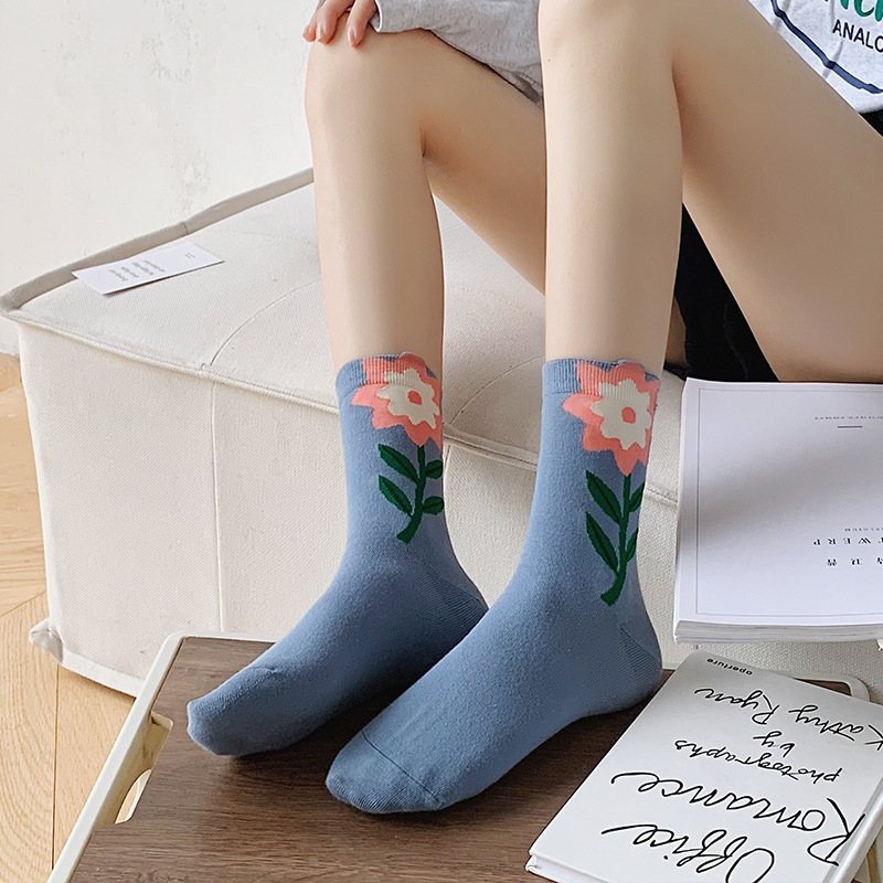 Spring and autumn new mid-calf socks, women's forest-style three-dimensional flower cotton socks, breathable long calf women's socks, sent by the manufacturer details Picture