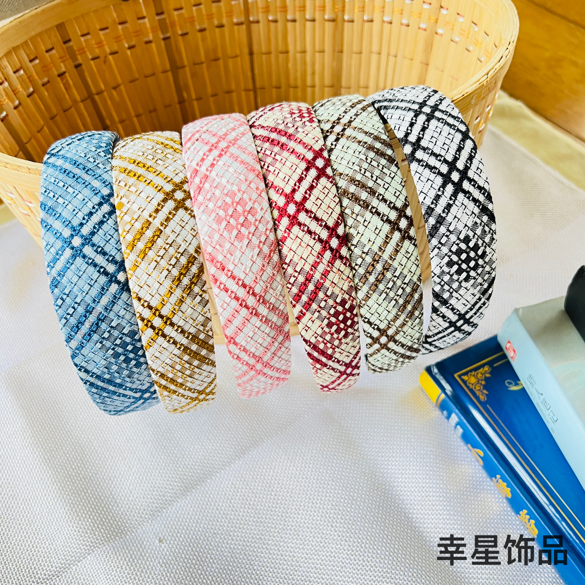 Yong Ai Jiu Ai's stylish and versatile checkered hair band, a new Hong Kong-style headband and hair clip, is a fully wrapped fabric headband