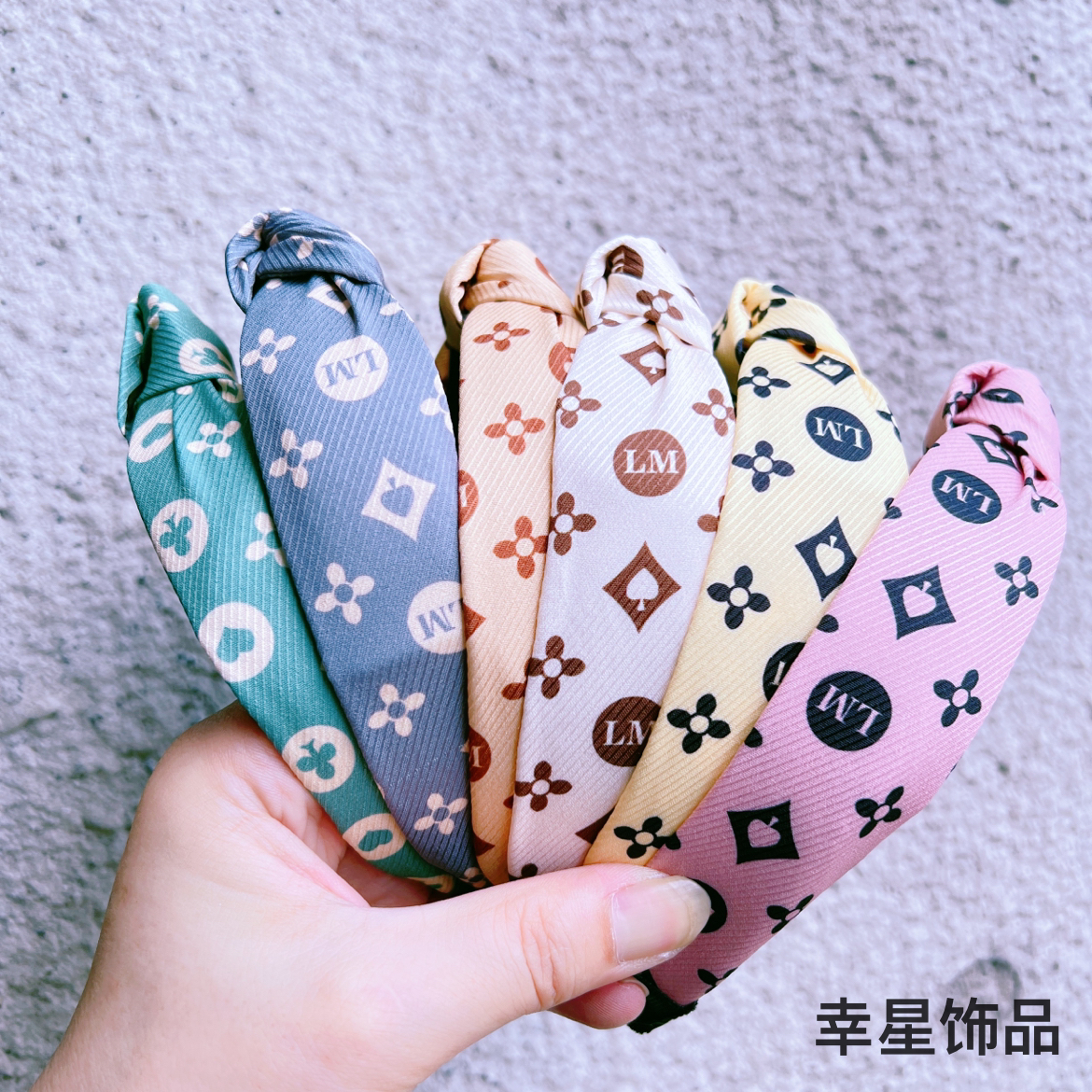 Yongai Jiu Ai's trendy hair band with retro floral patterns and knots is versatile, simple, and comes with a wide band. It's a women's headband and hair accessory Item Picture