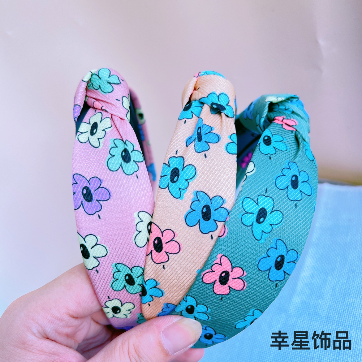 Yongai Jiu Ai's trendy hair band with retro floral patterns and knots is versatile, simple, and comes with a wide band. It's a women's headband and hair accessory