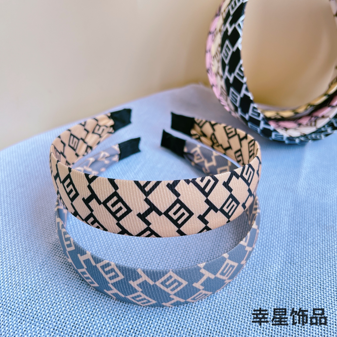 YAJA retro floral checkered letter sweet hair band, dark hair accessory, Korean wide headband, simple headwear and headband Application Scenario