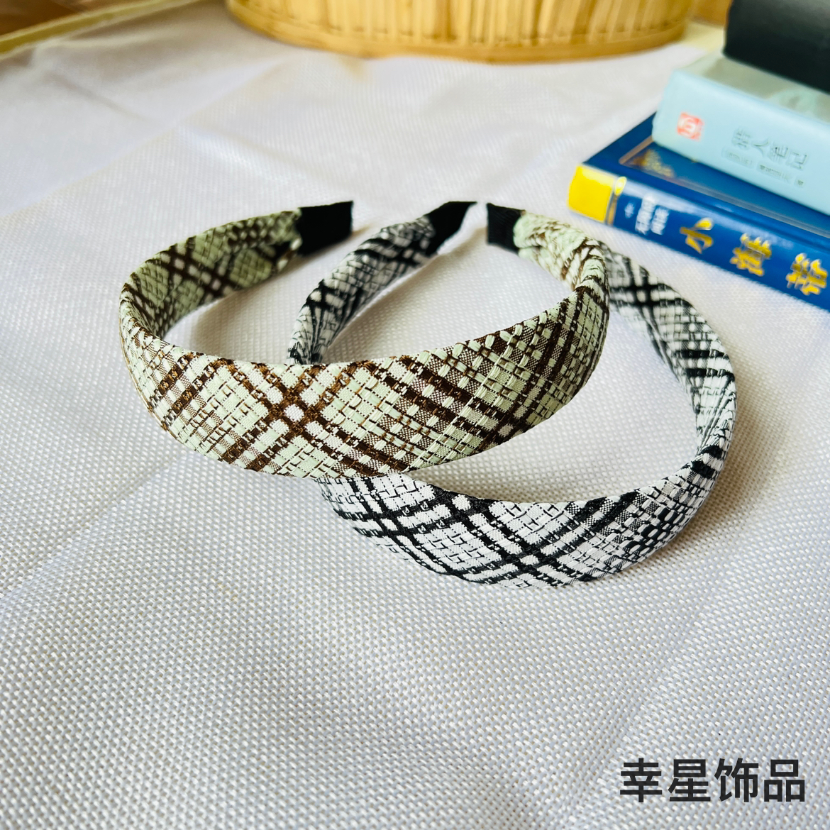 Yong Ai Jiu Ai's stylish and versatile checkered hair band, a new Hong Kong-style headband and hair clip, is a fully wrapped fabric headband Specification image