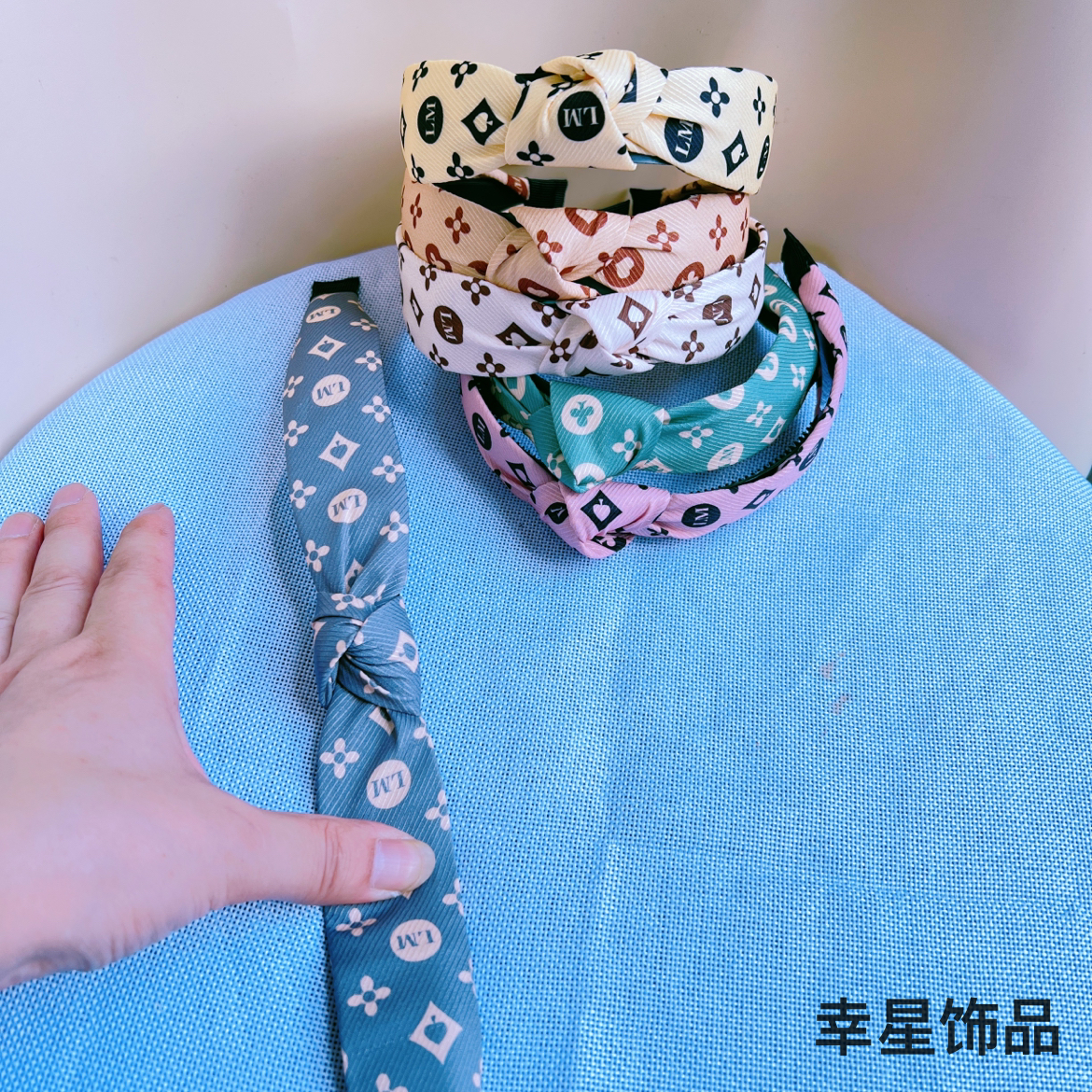 Yongai Jiu Ai's trendy hair band with retro floral patterns and knots is versatile, simple, and comes with a wide band. It's a women's headband and hair accessory Application Scenario
