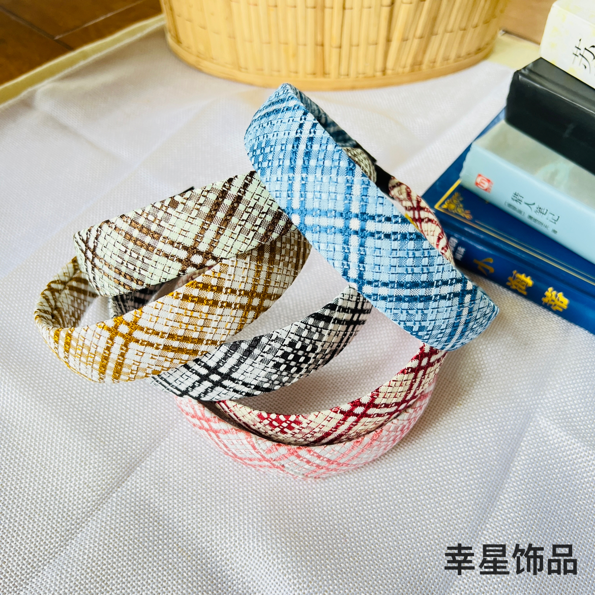 Yong Ai Jiu Ai's stylish and versatile checkered hair band, a new Hong Kong-style headband and hair clip, is a fully wrapped fabric headband Item Picture
