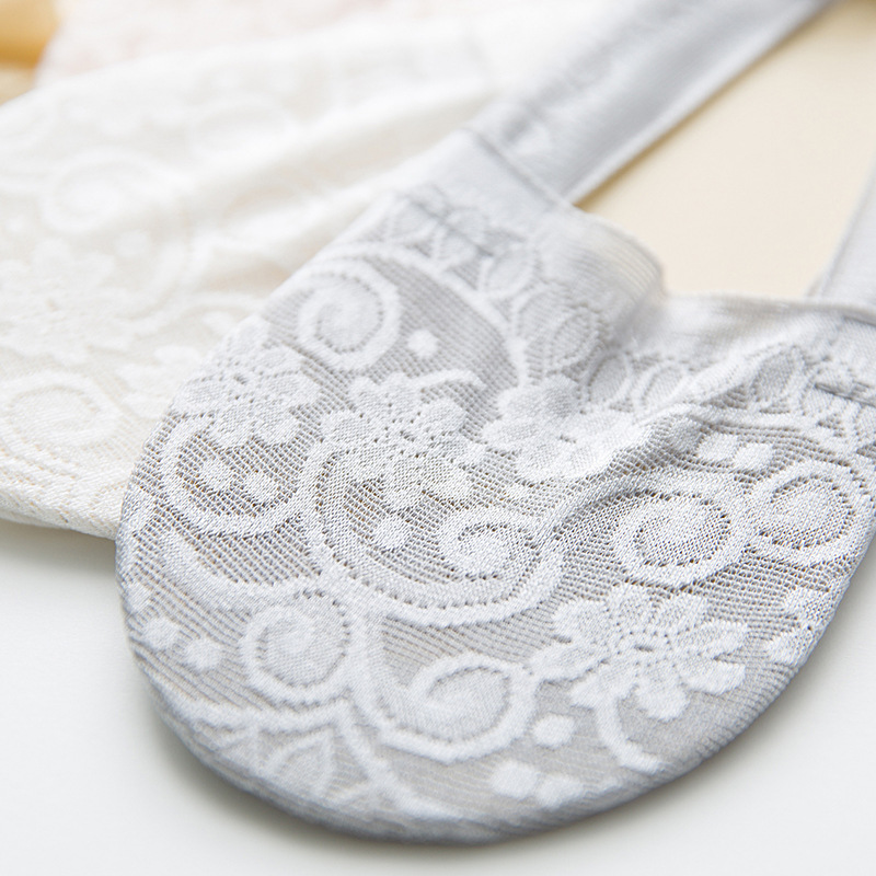 Simple solid color spring and summer women's deep mouth satin lace breathable cotton sole sweat-absorbent and non-dripping, with invisible socks sent in one piece Specification image