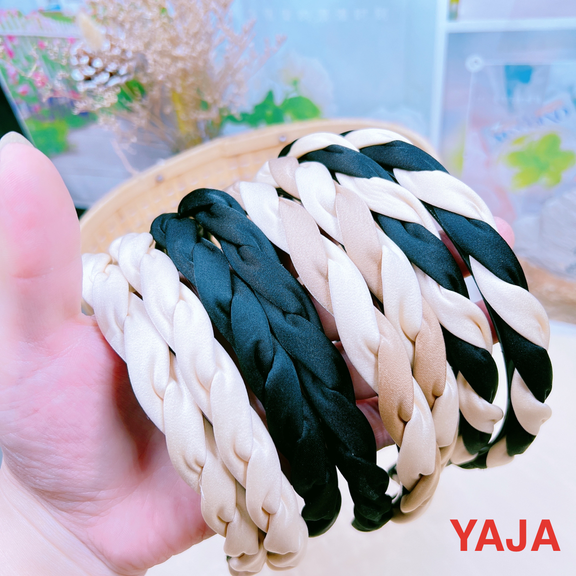 The two-color braided hairband for tall women's heads in summer exudes a high-end look. It's a versatile and trendy simple headband in beige black details Picture