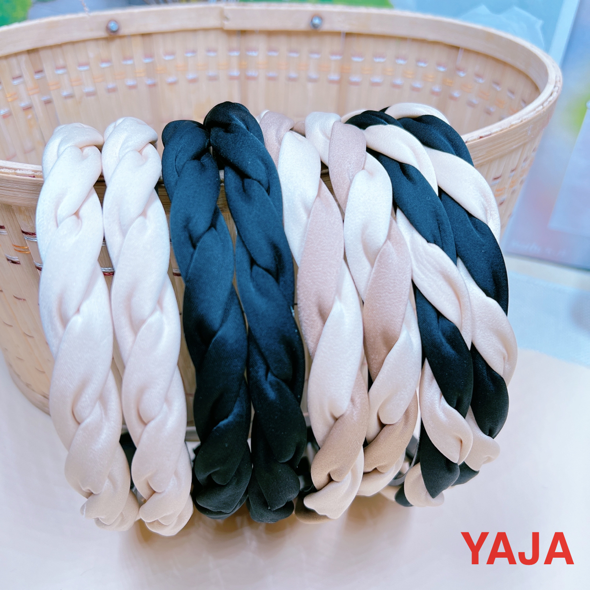The two-color braided hairband for tall women's heads in summer exudes a high-end look. It's a versatile and trendy simple headband in beige black