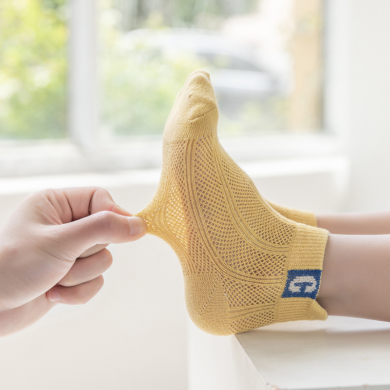 Summer thin children's socks, mid-calf socks for boys and girls, breathable thin mesh cotton socks, sent by the manufacturer Application Scenario