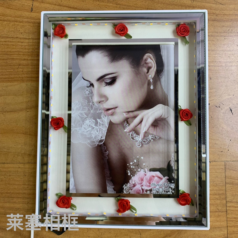 Creative decorative items with small flowers and lights, home decoration, living room and bedroom handicrafts, photos, lights and photo frames
