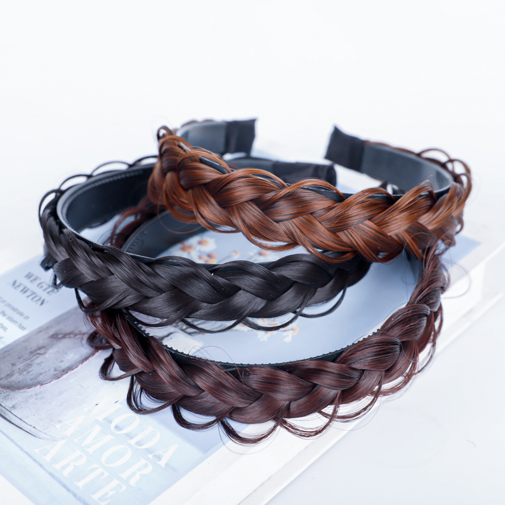 Trendy and youthful hair bands, messy fishbone braids, false hair bands, fashionable fishbone braids, braids, messy hair bands details Picture