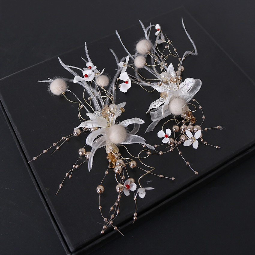 The bride's hairpin is an elegant Korean-style twisted silk crystal velvet ball, iridescent lacquer petal feather, ribbon tassel and side clip Application Scenario