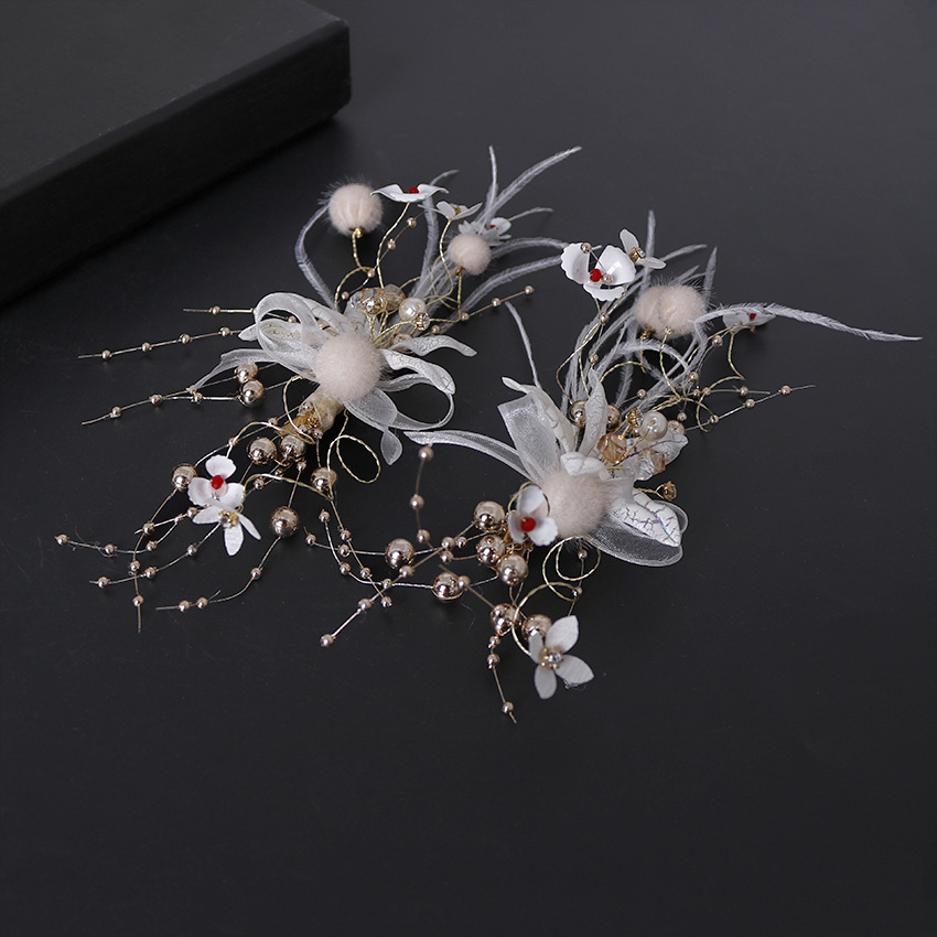 The bride's hairpin is an elegant Korean-style twisted silk crystal velvet ball, iridescent lacquer petal feather, ribbon tassel and side clip Specification image