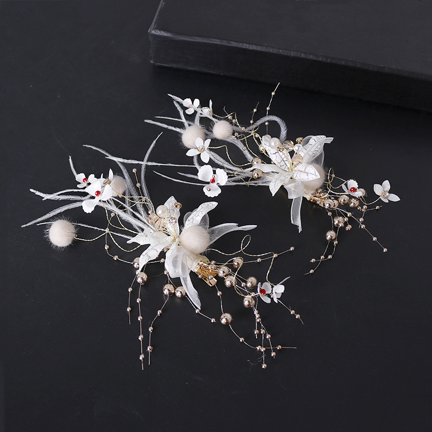 The bride's hairpin is an elegant Korean-style twisted silk crystal velvet ball, iridescent lacquer petal feather, ribbon tassel and side clip details Picture