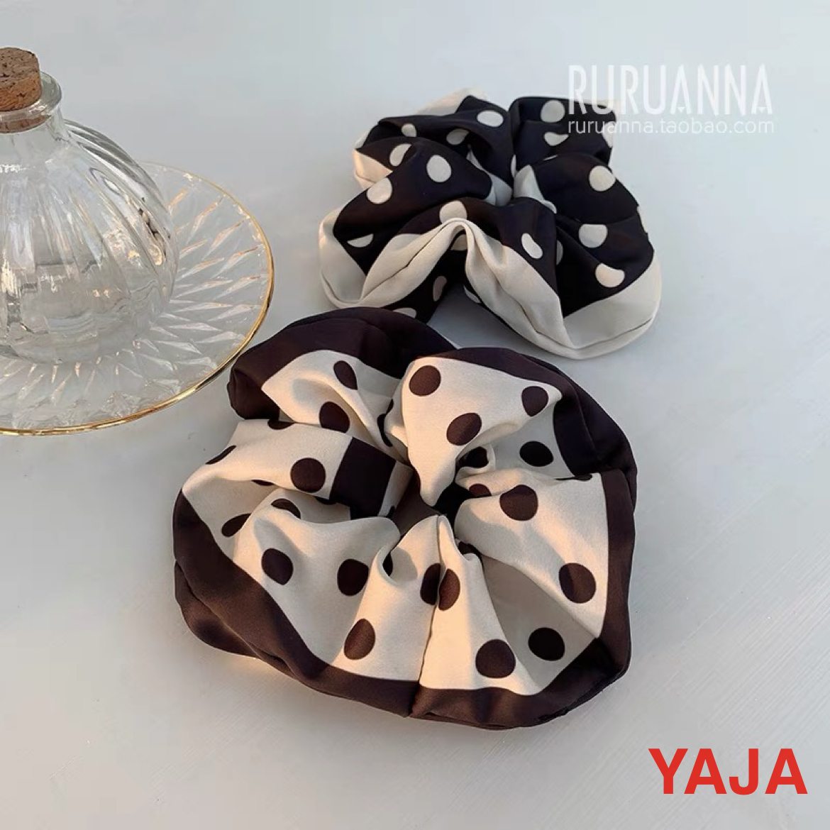 Yongaijiu Ai hair band is stylish and trendy, with a retro and versatile style in beige and black. It features polka dot patterns, large intestine rings, and hair bands