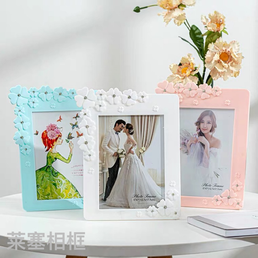 Blue flower with diamond creative decorative items for home decoration, living room and bedroom handicrafts, photos, plastic photo frames Application Scenario