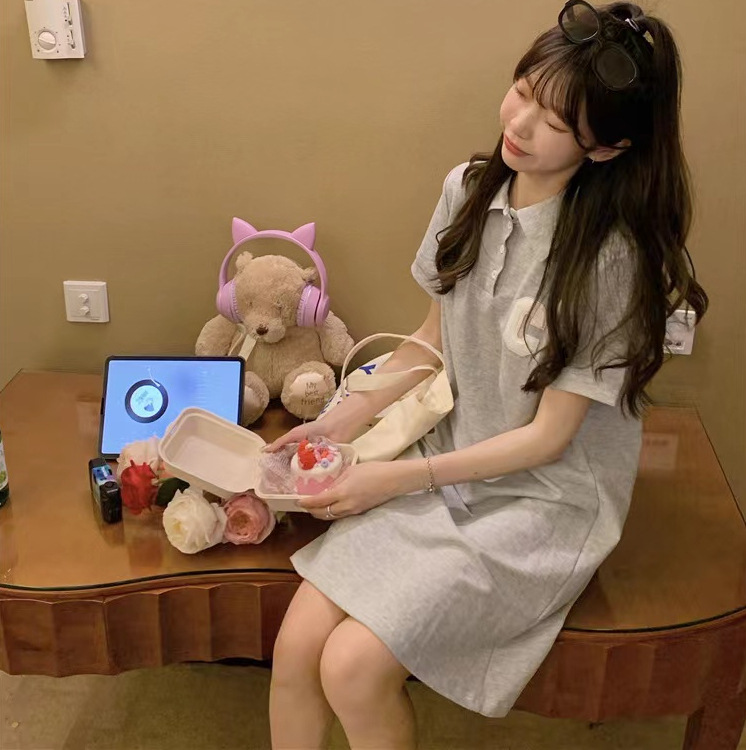 College-style grey short-sleeved polo-neck T-shirt dress for petite women, summer design sense, niche mid-length T-shirt Item Picture