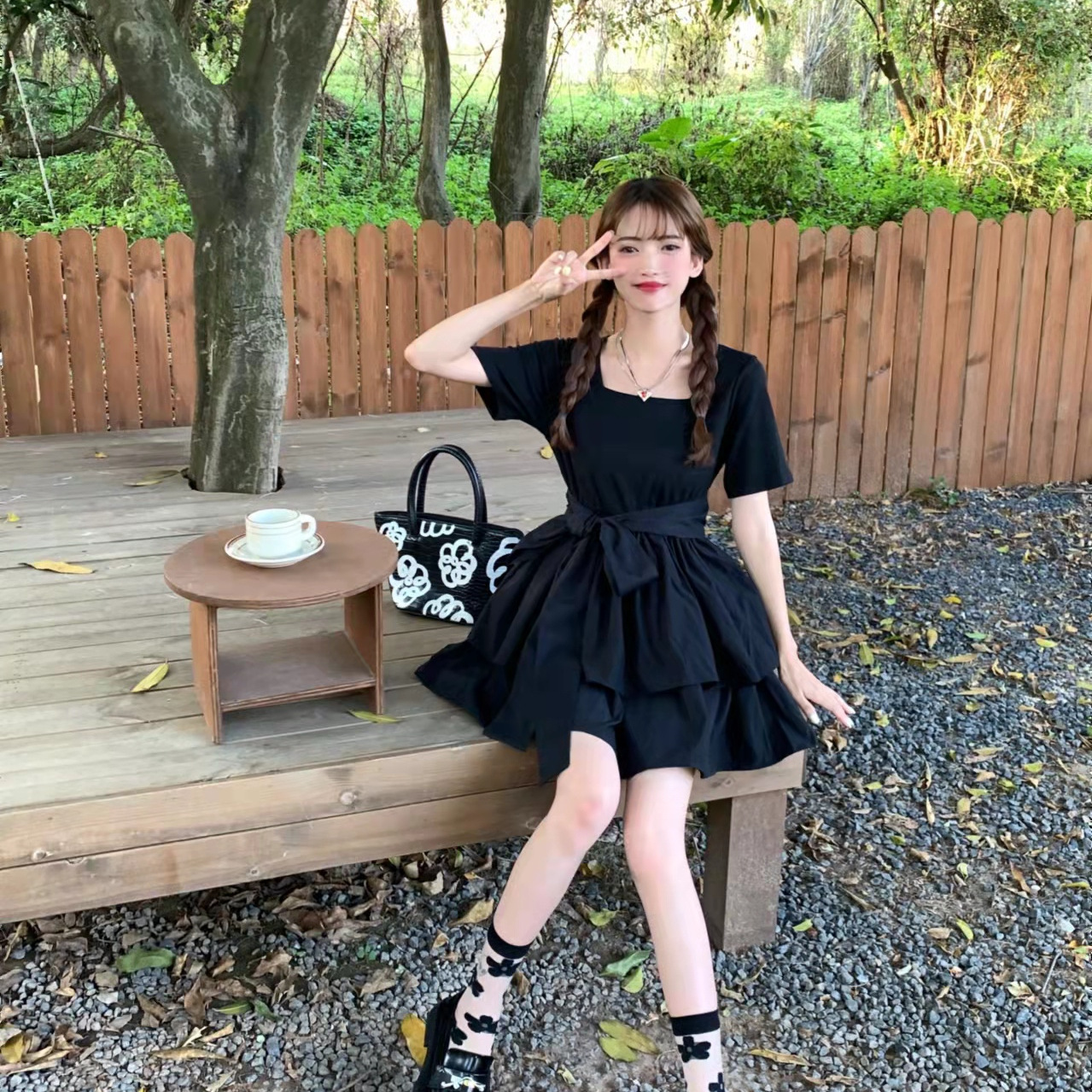 The new summer dress features a French Herben style with a slimming and elegant appearance. It is a trendy short-sleeved pleated dress with a bow tie and a cinched waist Item Picture