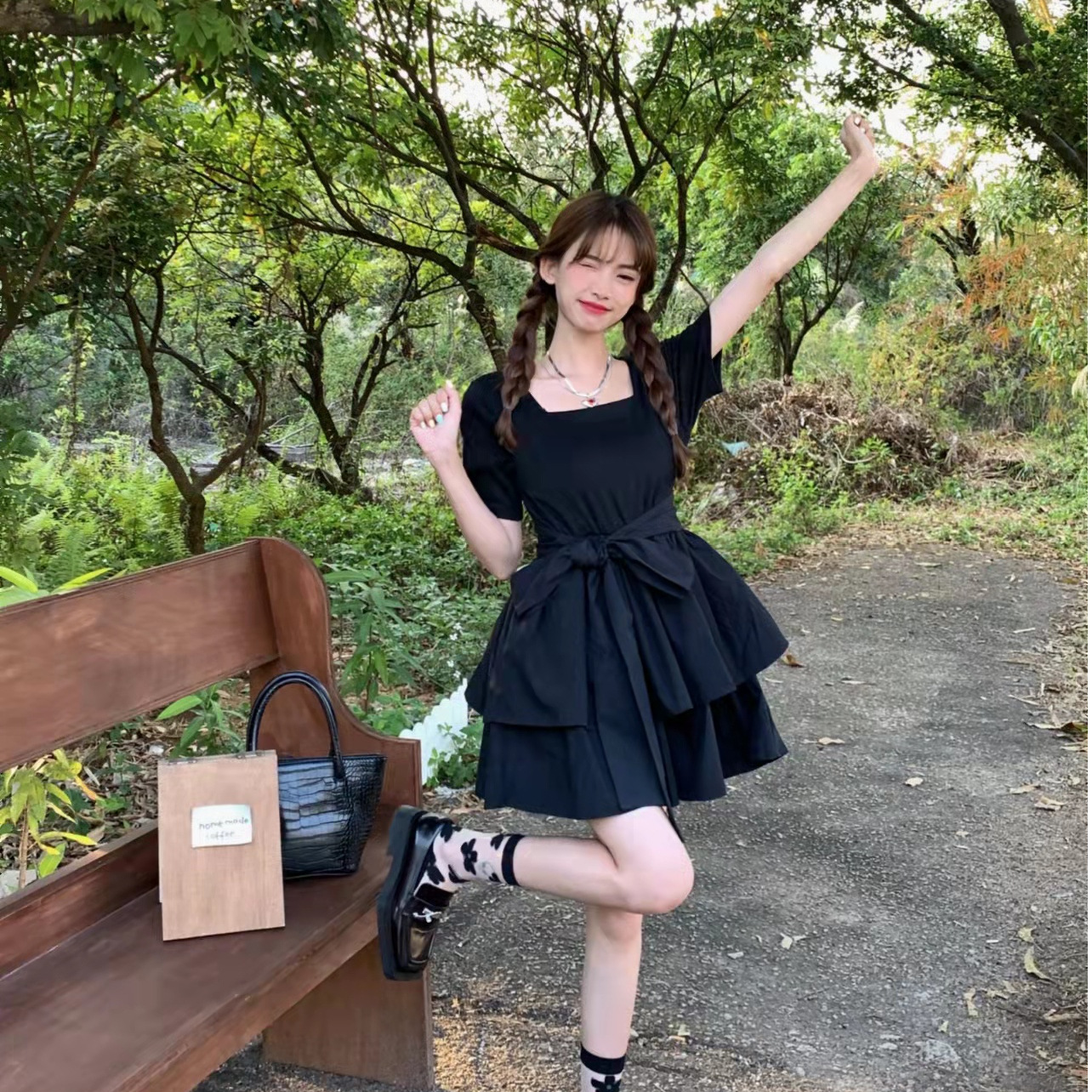 The new summer dress features a French Herben style with a slimming and elegant appearance. It is a trendy short-sleeved pleated dress with a bow tie and a cinched waist details Picture