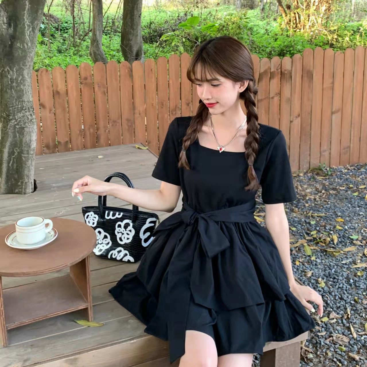 The new summer dress features a French Herben style with a slimming and elegant appearance. It is a trendy short-sleeved pleated dress with a bow tie and a cinched waist Specification image