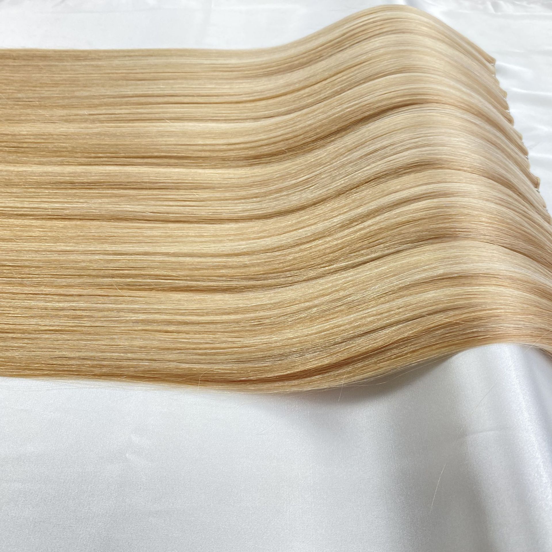 High-end real person hair, color-matching hair curtain, one-piece hair extension, a best-selling European and American product that can be permed or dyed, making you look younger and slimming with full authenticity