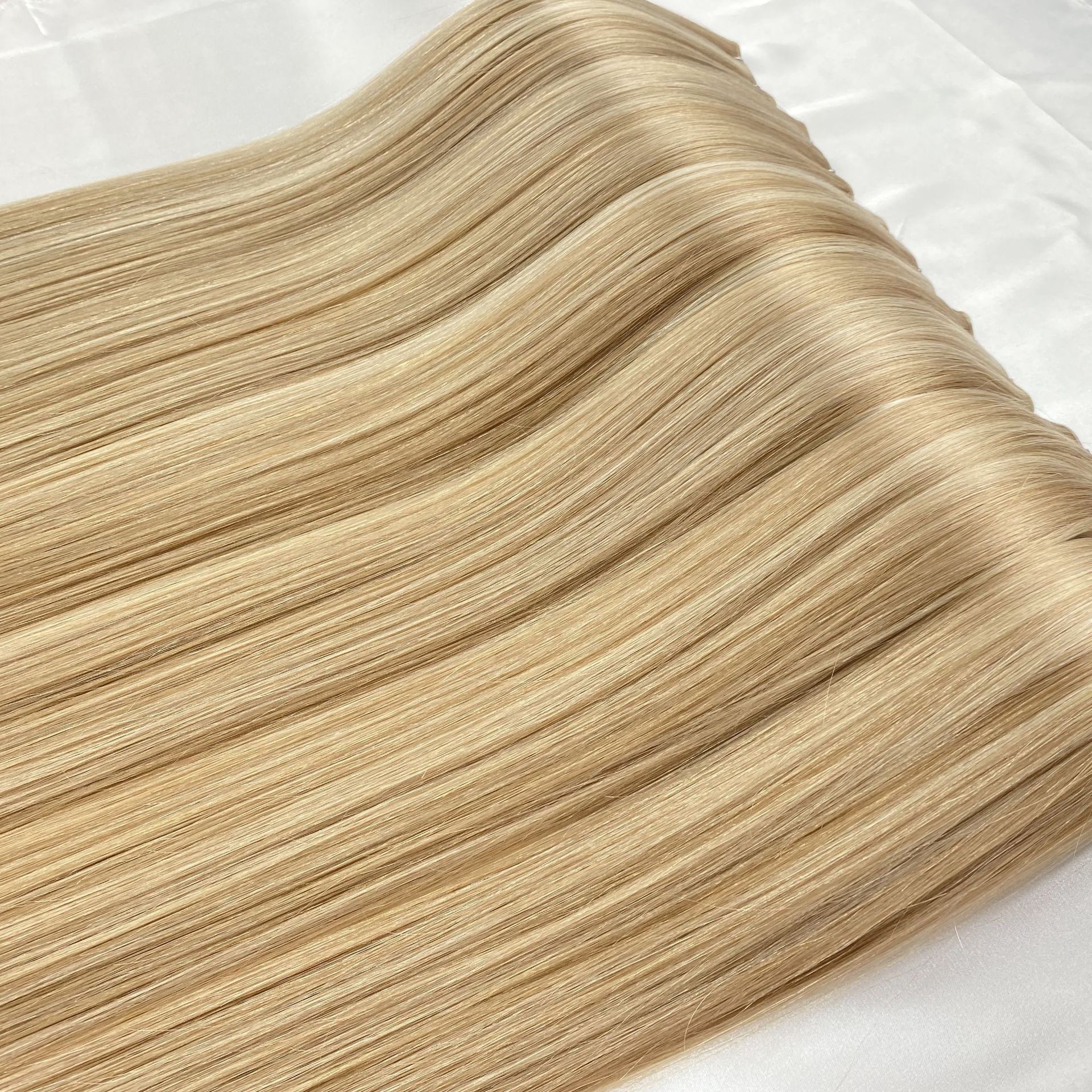 High-end real person hair, color-matching hair curtain, one-piece hair extension, a best-selling European and American product that can be permed or dyed, making you look younger and slimming with full authenticity Item Picture