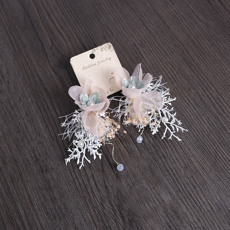White fishnet everlasting flower ear hooks, festival gifts, Western-style wedding photography props, earrings Application Scenario