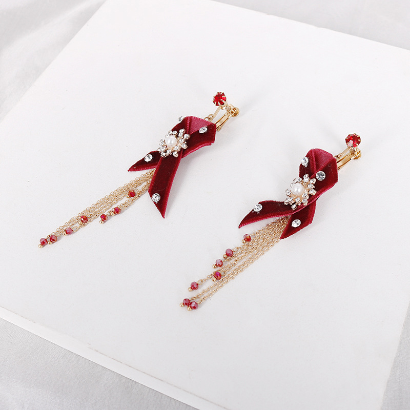 Handcrafted diamond-encrusted alloy flower chain pendant velvet cross strap street style no-ear hole ear clip Specification image