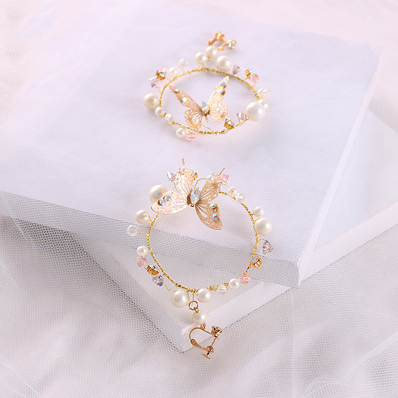 2020 new style earrings: Round geometric earrings, golden sandblasted butterfly ear clips, exaggerated and fashionable European and American earrings Application Scenario