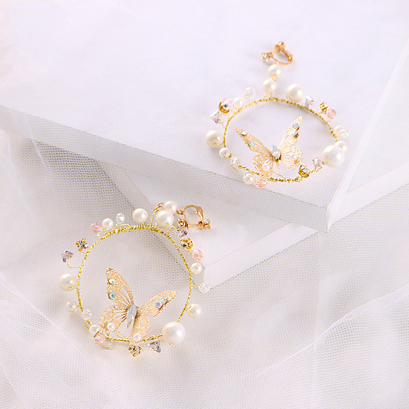 2020 new style earrings: Round geometric earrings, golden sandblasted butterfly ear clips, exaggerated and fashionable European and American earrings