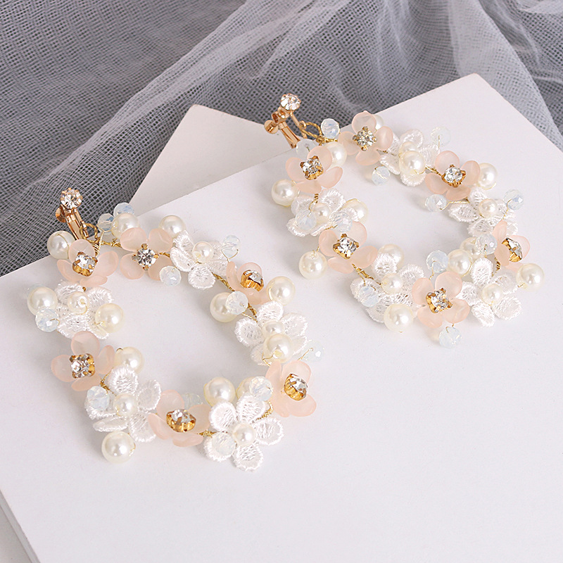 European and American earrings, wedding ear clips for brides, handcrafted beaded lace rhinestone earrings, teardrop-shaped geometric earrings Application Scenario