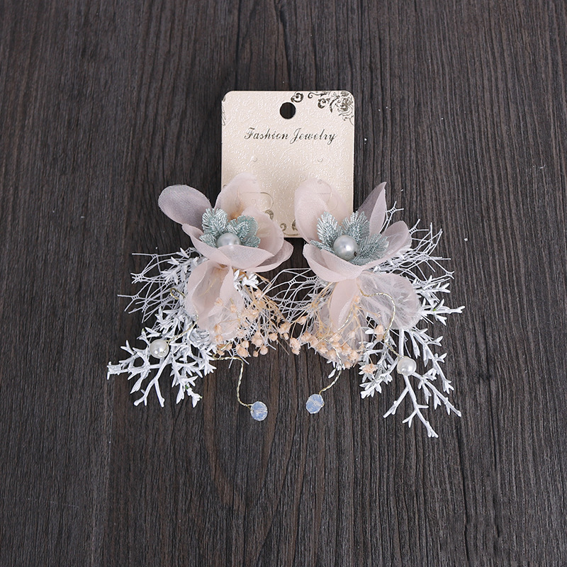 White fishnet everlasting flower ear hooks, festival gifts, Western-style wedding photography props, earrings details Picture