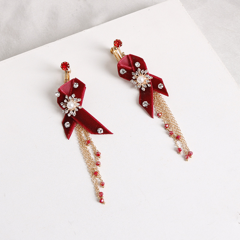 Handcrafted diamond-encrusted alloy flower chain pendant velvet cross strap street style no-ear hole ear clip Application Scenario