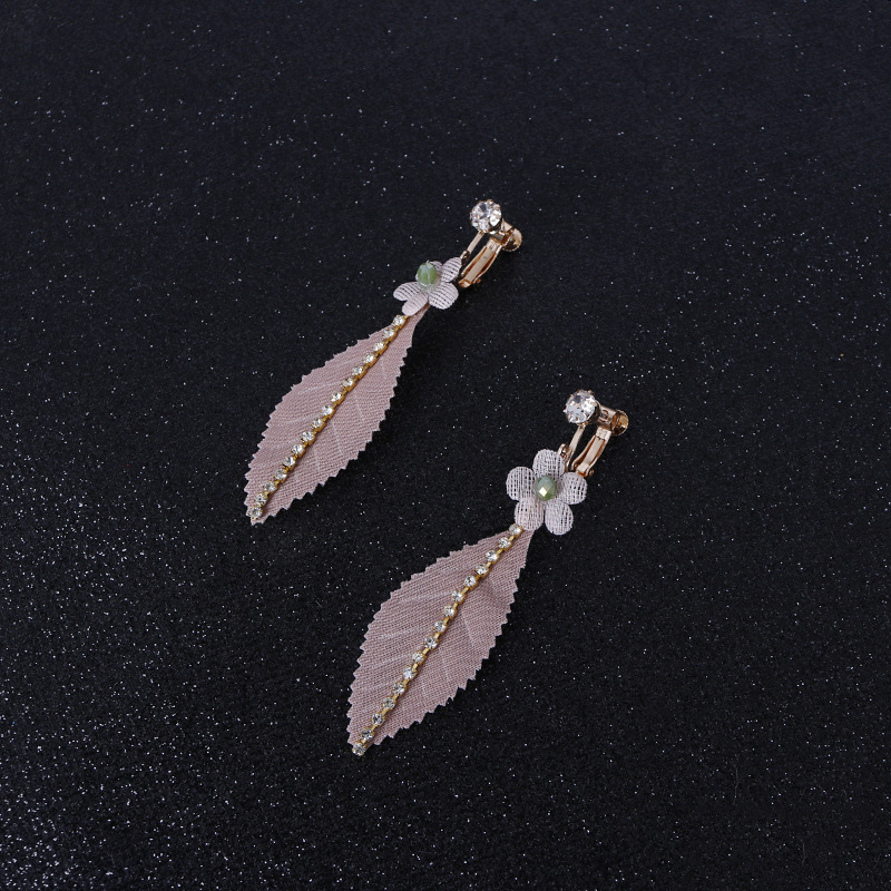 New creative rose-pink color, diamond-encrusted crystal, cute flower and leaf ear clips, handcrafted head accessory Application Scenario