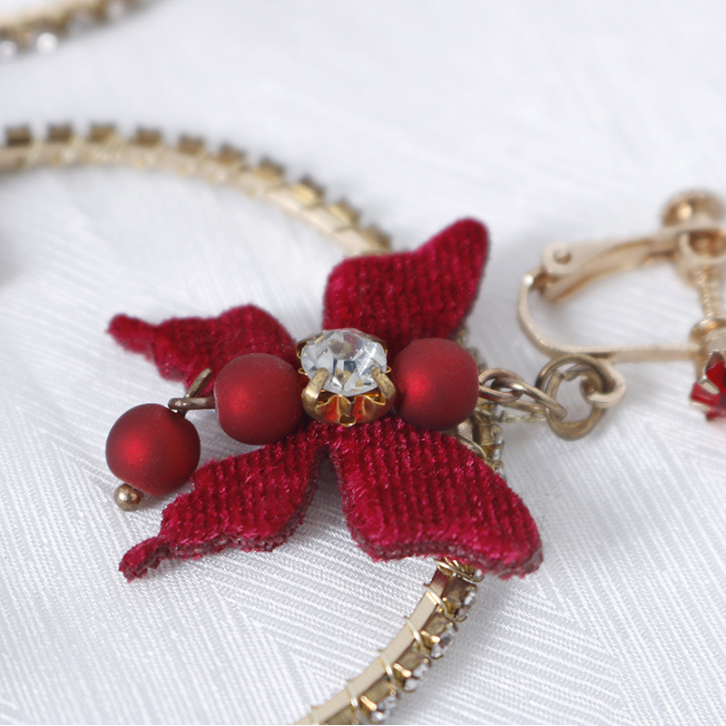 Retro red bride's headwear, flower bow rhinestone earrings, Burgundy round ear clips, and earrings without ear piercings Application Scenario