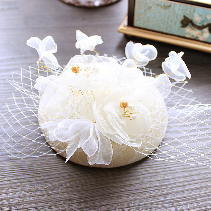 Korean-style bride, retro lace and linen top hat, wedding photo studio photo shoot, small hat accessory, gentle and sweet hat