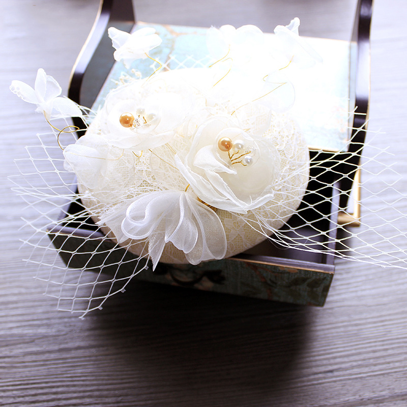 Korean-style bride, retro lace and linen top hat, wedding photo studio photo shoot, small hat accessory, gentle and sweet hat details Picture