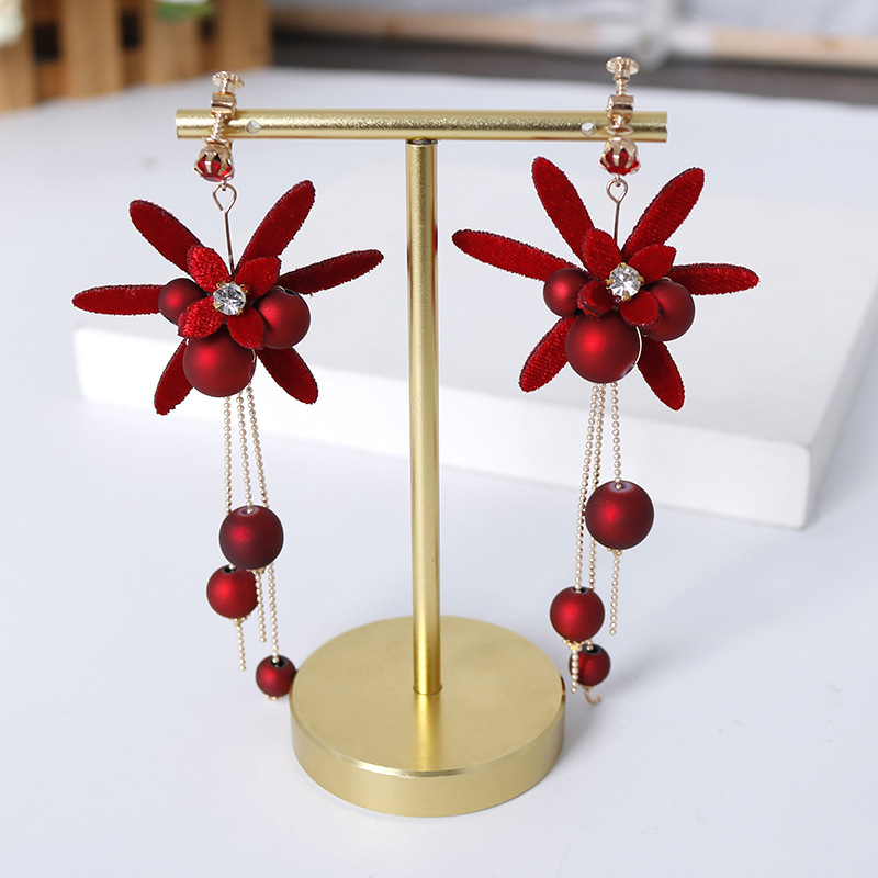 New wine red velvet chain rubber ball ear clips, exaggerated shooting prop earrings for Internet celebrities Application Scenario