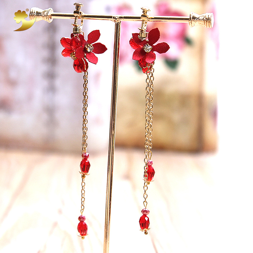 Creative and ethereal acrylic petal jewelry, exaggerated and personalized tassel earrings for Japanese and Korean women, handcrafted hot-cut flower ear clips details Picture