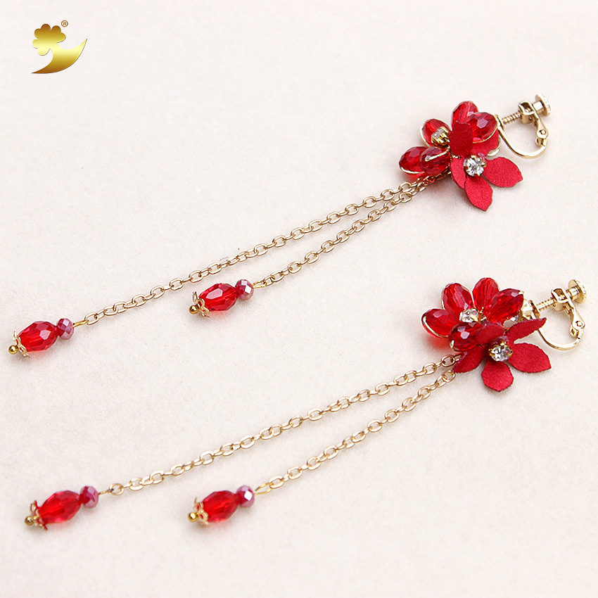 Creative and ethereal acrylic petal jewelry, exaggerated and personalized tassel earrings for Japanese and Korean women, handcrafted hot-cut flower ear clips Item Picture