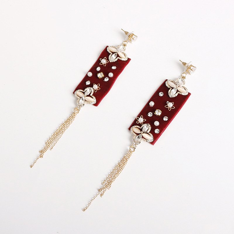 New wine red tassel earrings, alloy inlaid with artificial gemstones, ethereal wedding bride's head decoration Application Scenario